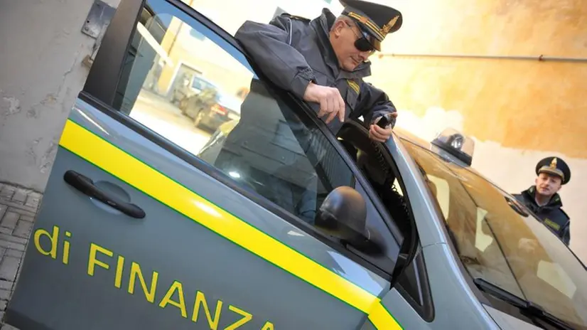 In una foto d'archivio, uomini della Guardia di Finanza