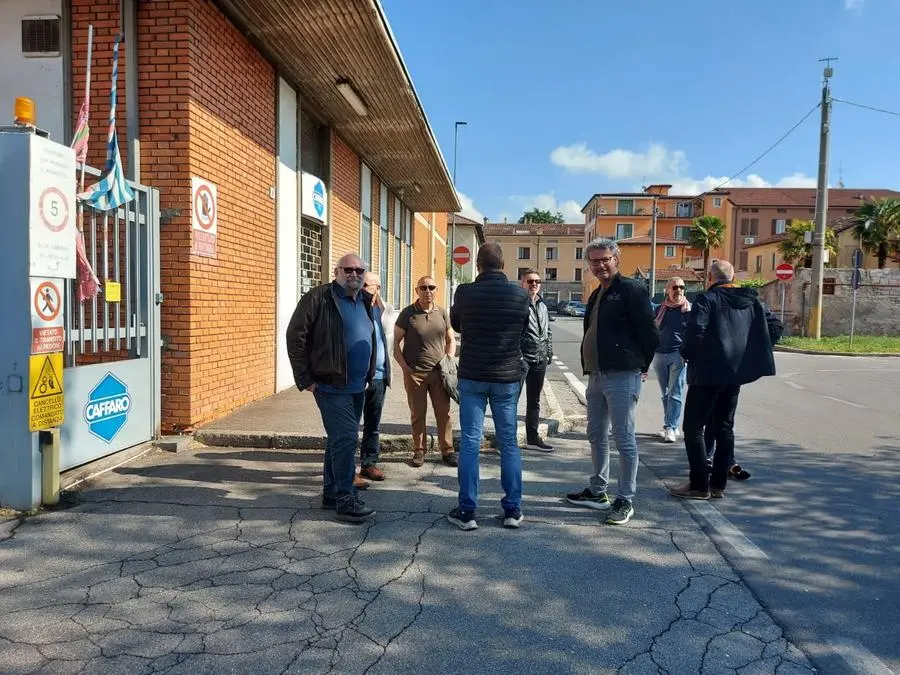 I lavoratori di Caffaro Brescia in sciopero fuori dal cancello di via Nullo - Foto © www.giornaledibrescia.it