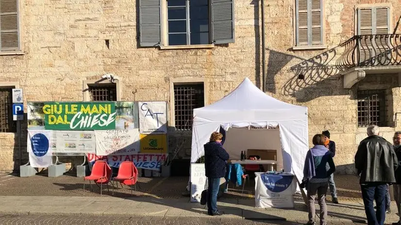 Il Presidio 9 agosto in piazza Paolo VI da 18 mesi