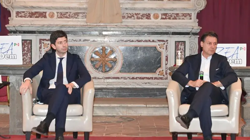 L'ex ministro della Sanità Roberto Speranza e l'ex premier Giuseppe Conte