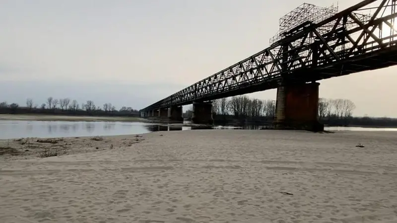 Un’immagine del Po al ponte della Becca diffusa venerdì. La siccità stringe in una morsa i campi e i raccolti del 2022 - © www.giornaledibrescia.it