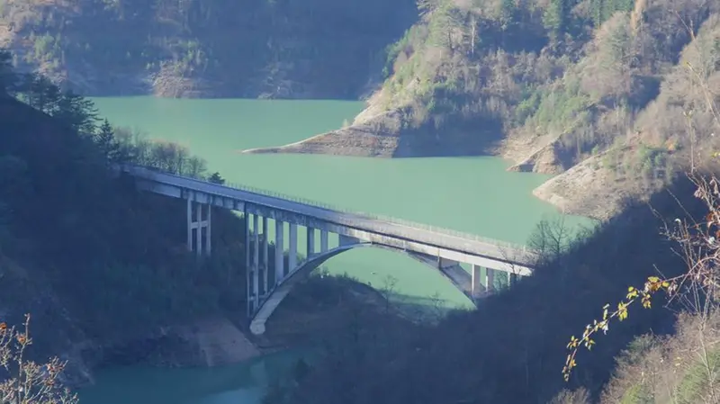 Una veduta del bacino formato dalla diga di Ponte Cola, meglio nota come diga di Valvestino - © www.giornaledibrescia.it