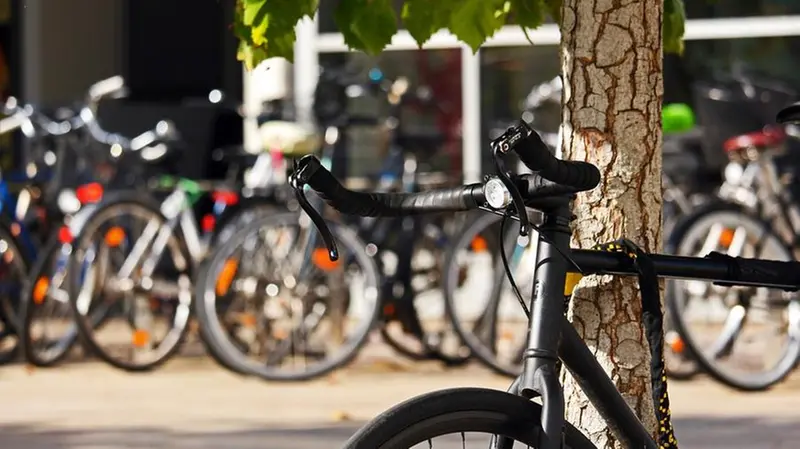 Le nuove regole della strada riguardano anche le bici in centro urbano - Foto © www.giornaledibrescia.it