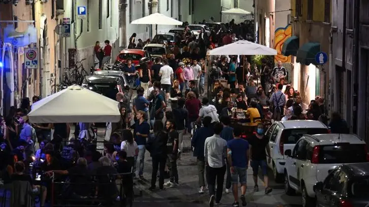 Via Nino Bixio piena di gente in una delle serate in Carmine - Foto © www.giornaledibrescia.it