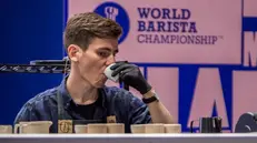Il giovane bresciano Daniele Ricci durante il campionato mondiale baristi tenutosi a Milano