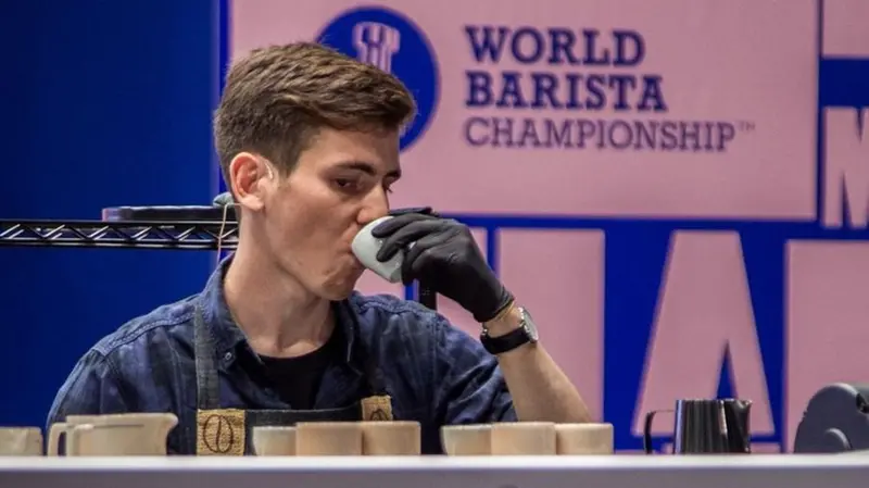 Il giovane bresciano Daniele Ricci durante il campionato mondiale baristi tenutosi a Milano