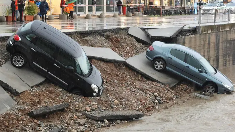 Le auto finite nel naviglio a Rezzato - © www.giornaledibrescia.it