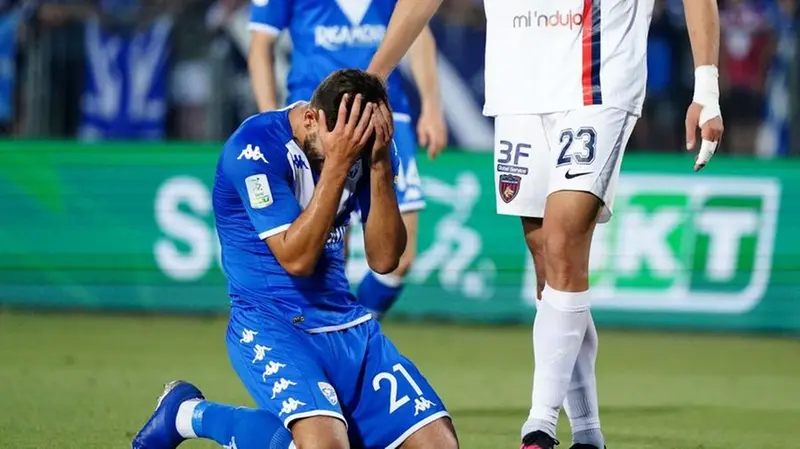 Disperazione di Jakub Labojko dopo la retrocessione del Brescia - © www.giornaledibrescia.it