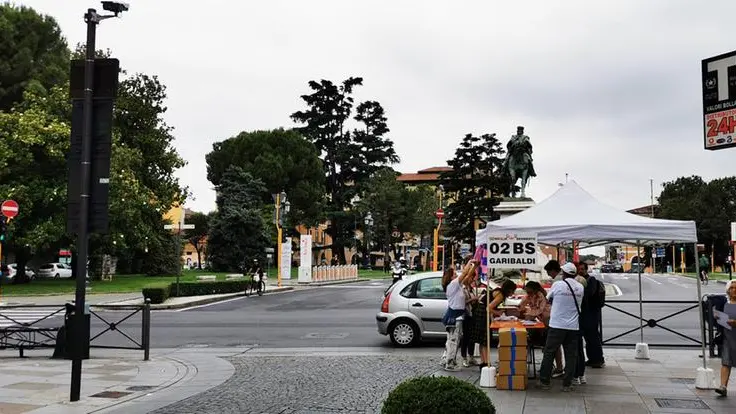 Stand pronto in piazzale Garibaldi: il condottiero vigila dall'alto - © www.giornaledibrescia.it