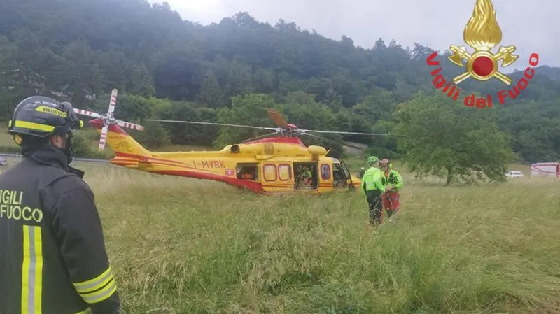 Ossimo: motofalciatrice si ribalta, ferito un 38enne