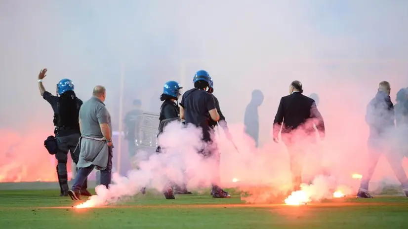 Lancio di fumogeni e invasione di campo sul finire di Brescia-Cosenza  - Foto Filippo Venezia / Ansa