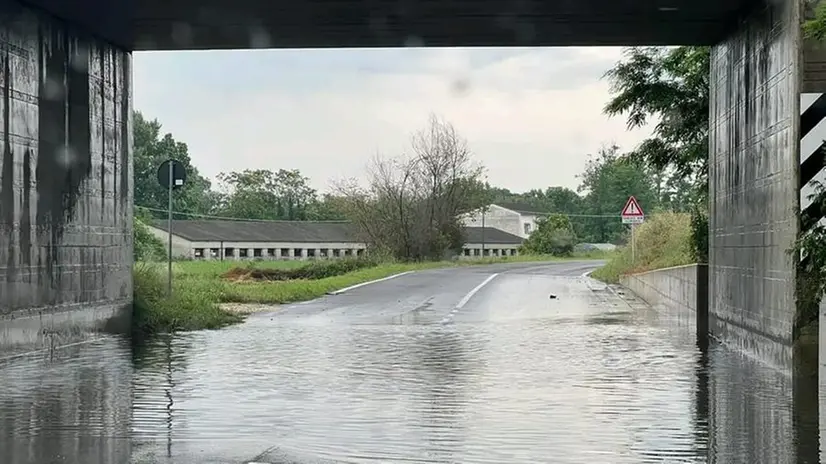 L'acqua piovana ha allagato il sottopasso - © www.giornaledibrescia.it