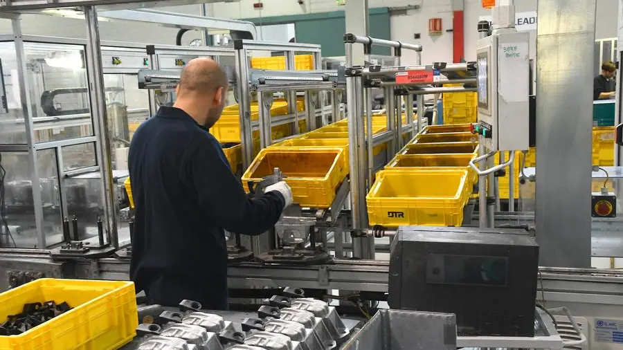 Una persona al lavoro in una fabbrica - © www.giornaledibrescia.it