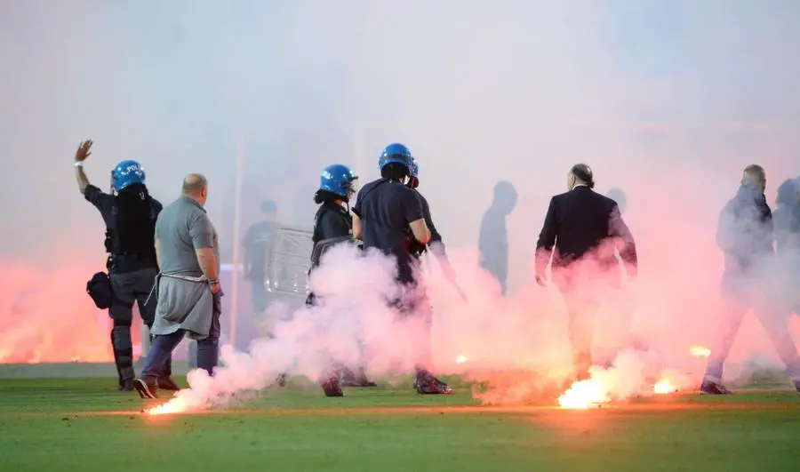 Fumogeni in campo hanno interrotto la partita al Rigamonti - © www.giornaledibrescia.it