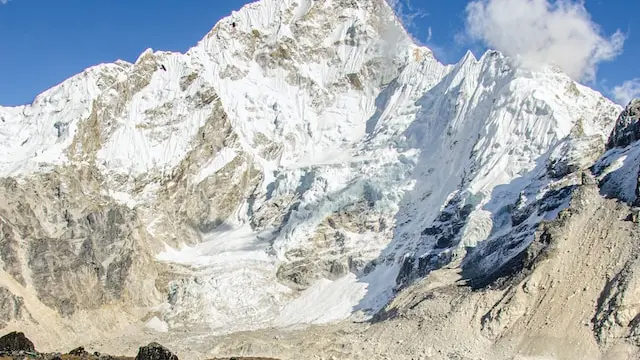 Un accumulo di bottigliette di plastica ai piedi dell'Himalaya - unsplash.com