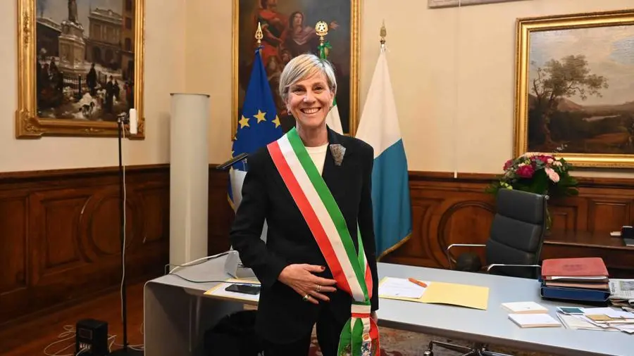 La sindaca Laura Castelletti con la fascia tricolore © www.giornaledibrescia.it
