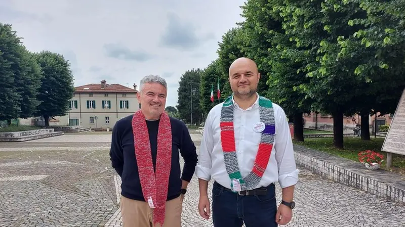 Gli assessori di Gussago Valetti e Salvatore Angelo De Pascalis con relative sciarpe dopo la manifestazione  - © www.giornaledibrescia.it