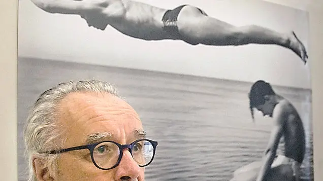 Corsini davanti al celebre «Tuffatore» (1951) di Nino Migliori - © www.giornaledibrescia.it