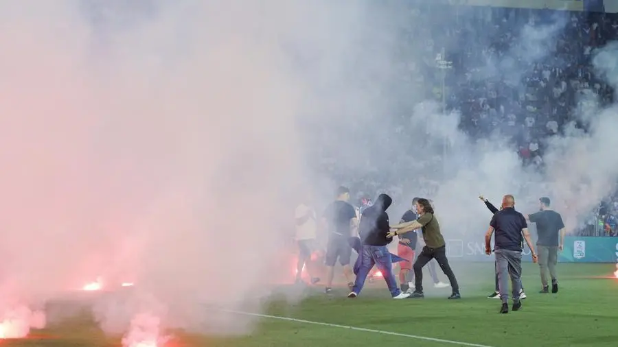 Fumogeni in campo nella fasi conclusive di Brescia-Cosenza - Foto New Reporter © www.giornaledibrescia.it