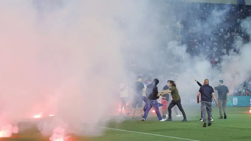 Fumogeni e contestazioni degli ultras in campo al Rigamonti - Foto © www.giornaledibrescia.it