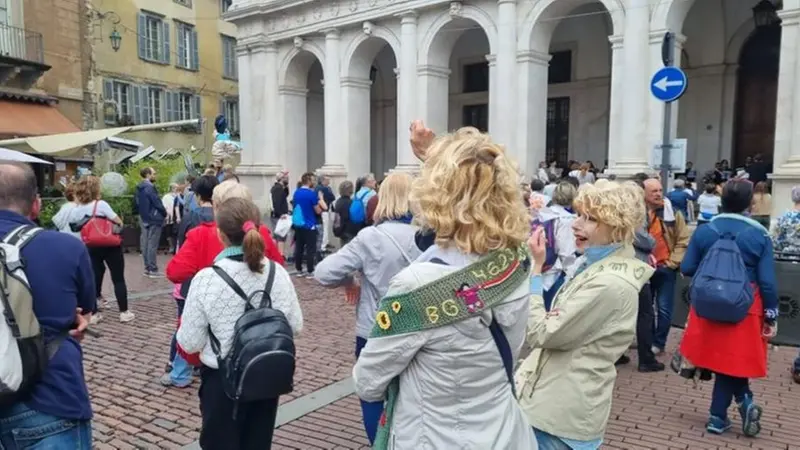 Piazza Vecchia a Bergamo: entusiasmo per la catena umana - Eco di Bergamo