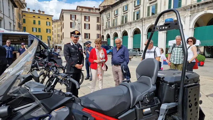 Festa dell'Arma dei Carabinieri, la visita del prefetto in piazza Loggia