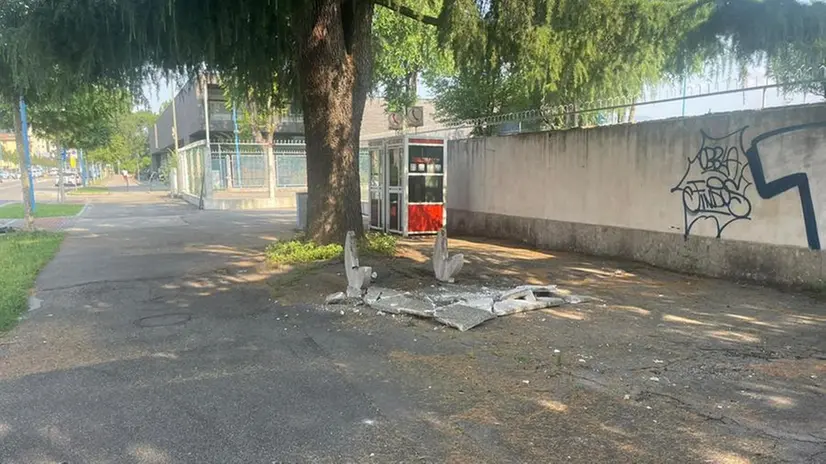 I segni della guerriglia a Mompiano dopo la retrocessione del Brescia