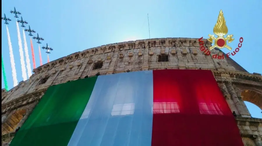 I Vigili del Fuoco di Brescia sul Colosseo per la festa della Repubblica