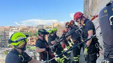 I Vigili del Fuoco di Brescia sul Colosseo per la festa della Repubblica