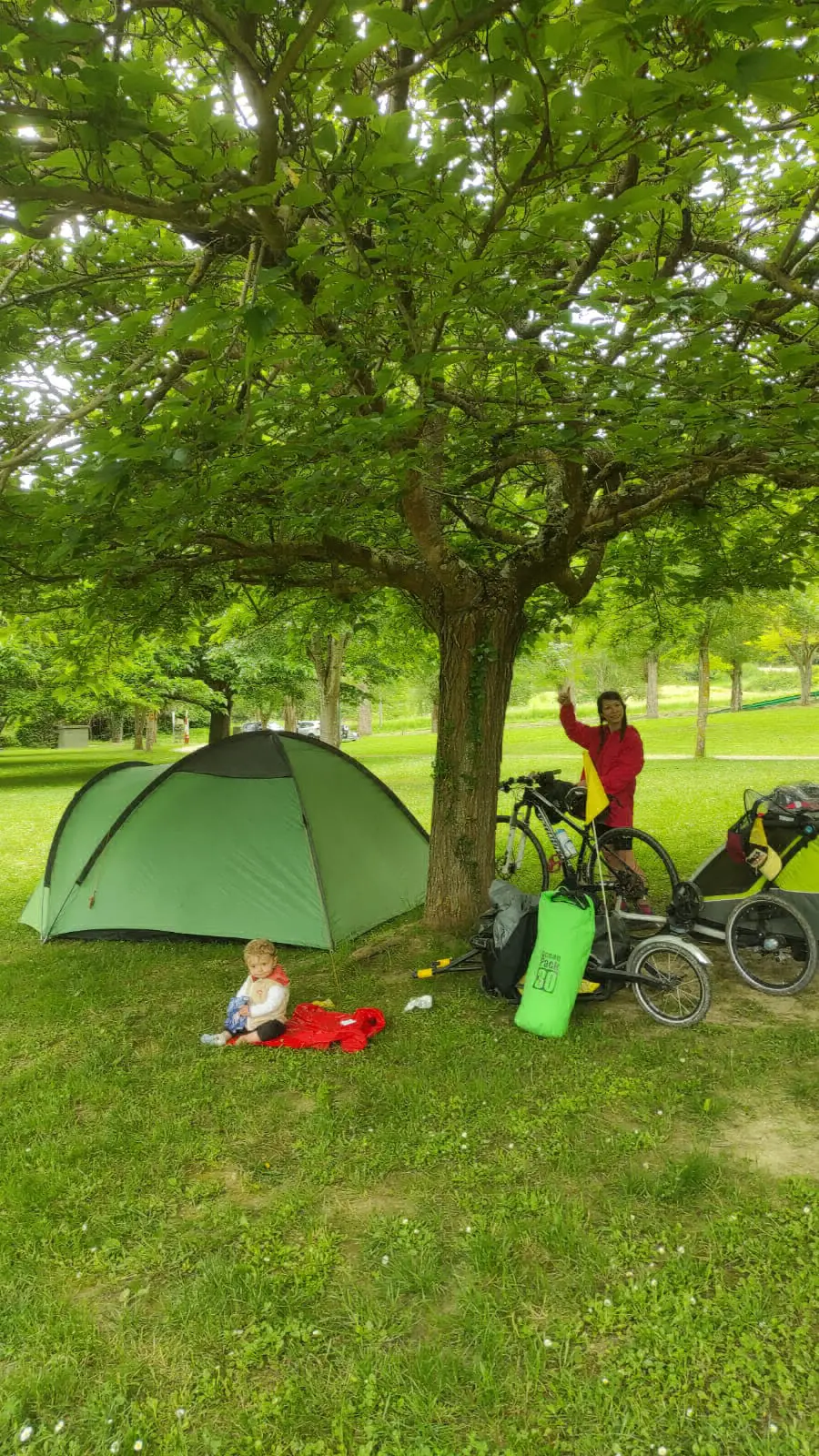 Giù dalla sella, tutti in tenda: l'avventura quotidiana della @famigliaonbike