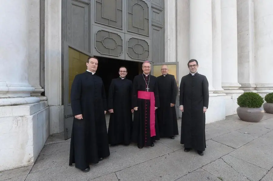 I quattro nuovi preti col vescovo
