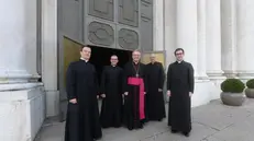 I quattro nuovi preti col vescovo