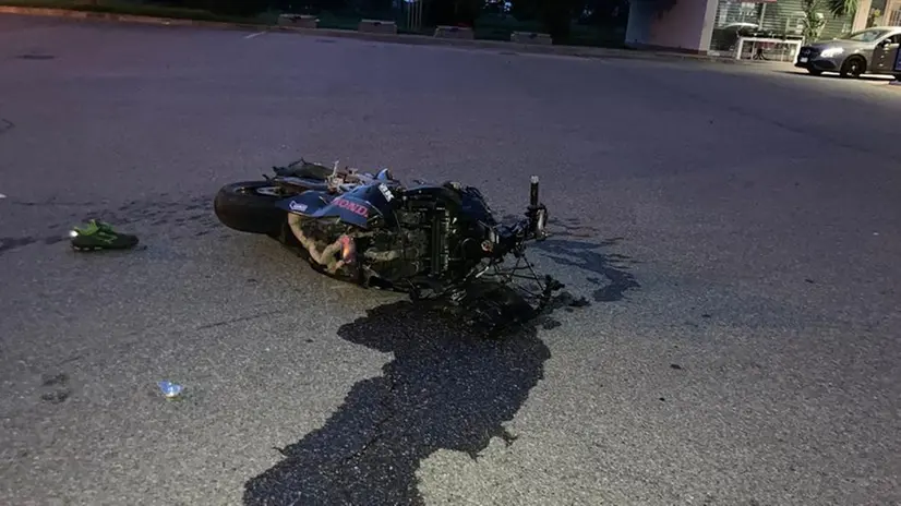 La moto spezzata su cui viaggiava il 28enne morto a Leno - Foto © www.giornaledibrescia.it