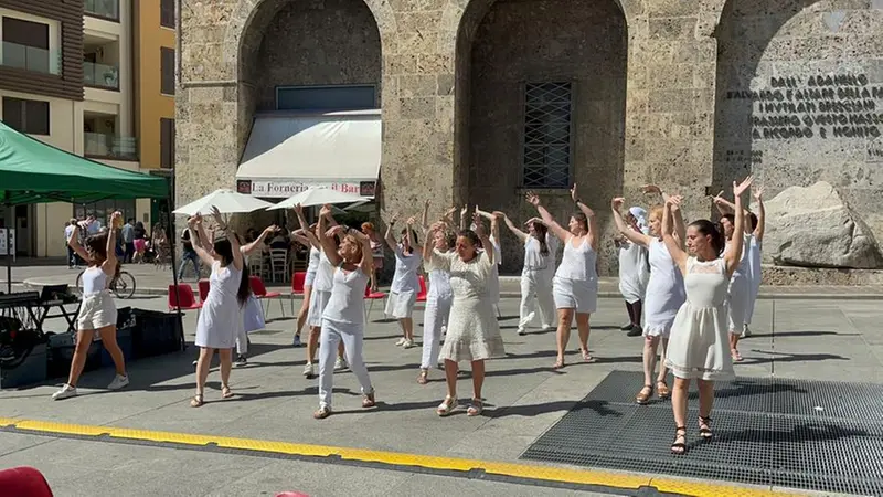 In piazza Vittoria si balla contro la violenza