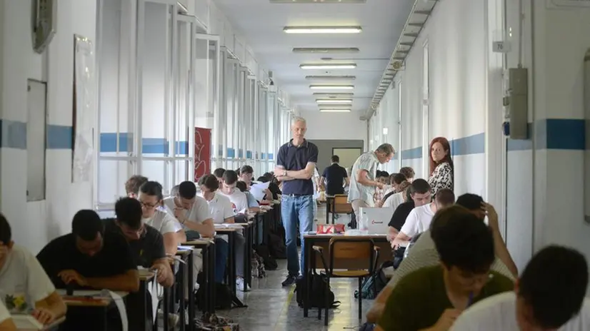 Studenti impegnati nella seconda prova della maturità negli istituti bresciani
