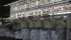 Alcuni dei rifiuti collocati nelle big bags all’interno di un capannone - © www.giornaledibrescia.it