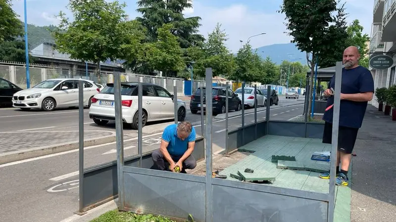 Al lavoro per ripristinare il plateatico vandalizzato  - Foto © www.giornaledibrescia.it