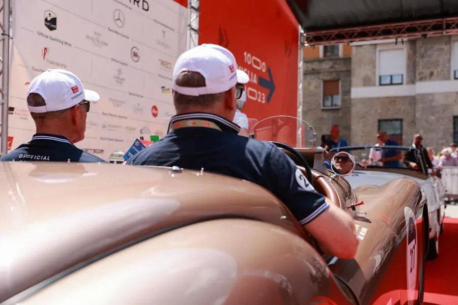 Mille Miglia 2023: la punzonatura in piazza Vittoria-4