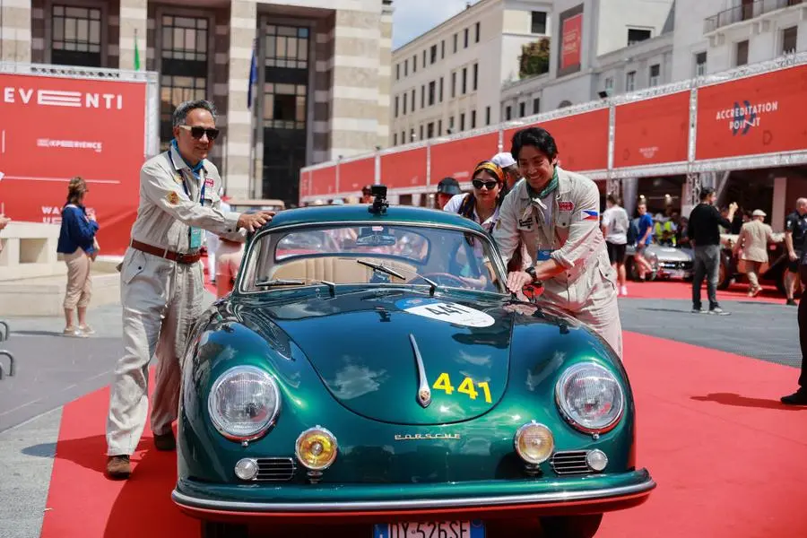 Mille Miglia 2023: la punzonatura in piazza Vittoria-4