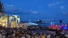 Il suggestivo palco vista lago di Gardone Riviera - © www.giornaledibrescia.it