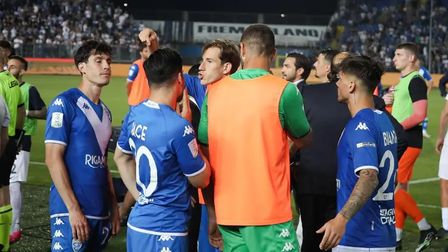 I volti dei giocatori segnati dall'amarezza e dalla delusione al termine di Brescia-Cosenza - Foto New Reporter © www.giornaledibrescia.it