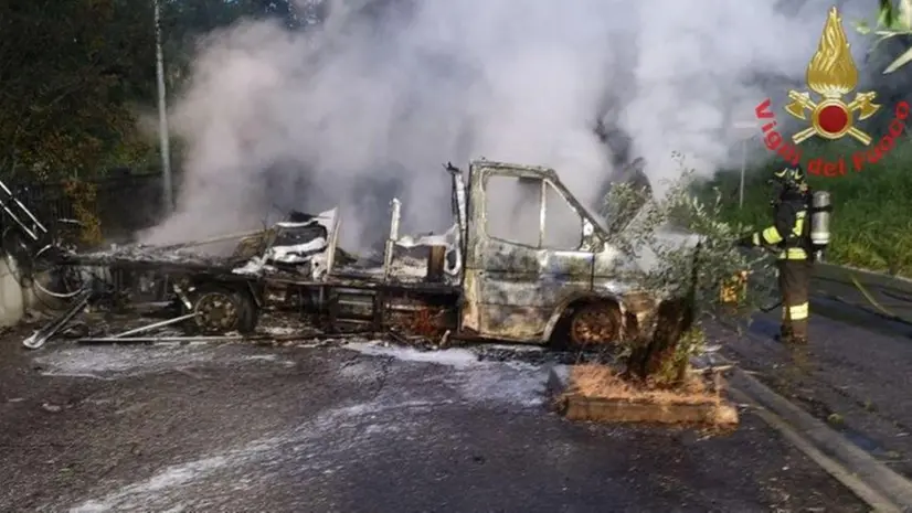 Il camper andato a fuoco a Polpenazze