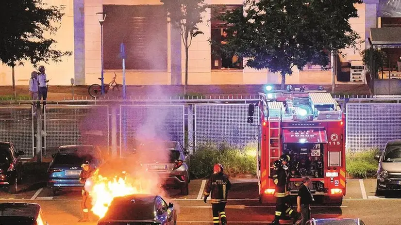 L’auto di Huard, data alle fiamme dai tifosi nel parcheggio del Rigamonti