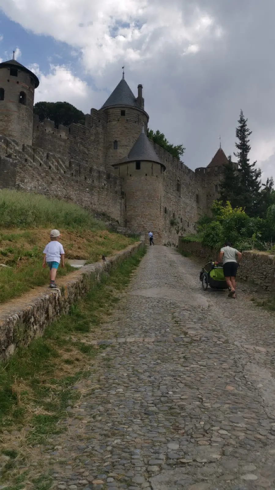 Da Gavardo a Carcassonne, prosegue il viaggio della famiglia in bici