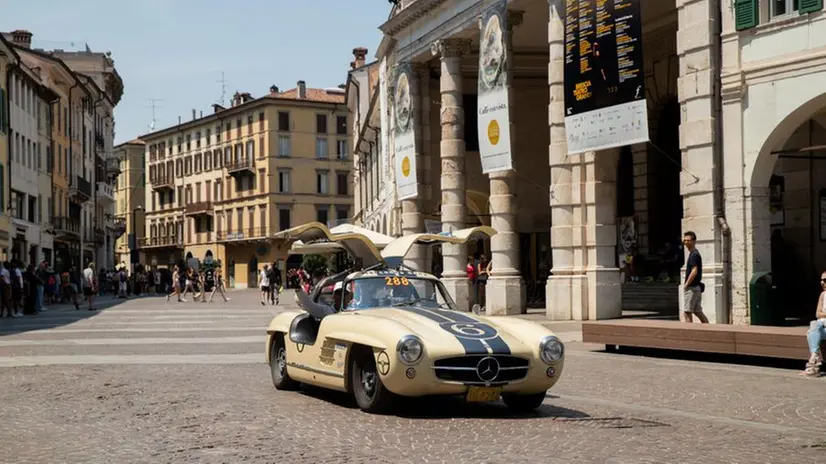 Mille Miglia 2023, il passaggio in centro storico a Brescia-2