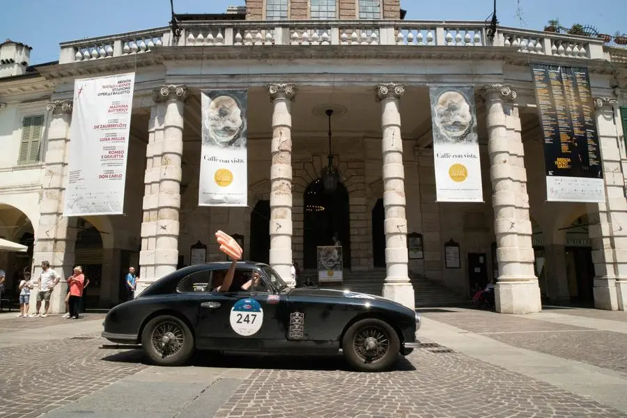 Mille Miglia 2023, il passaggio in centro storico a Brescia-2