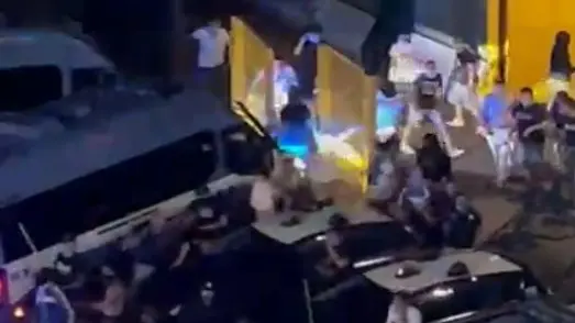 I tifosi durante gli scontri all'esterno del Rigamonti - © www.giornaledibrescia.it