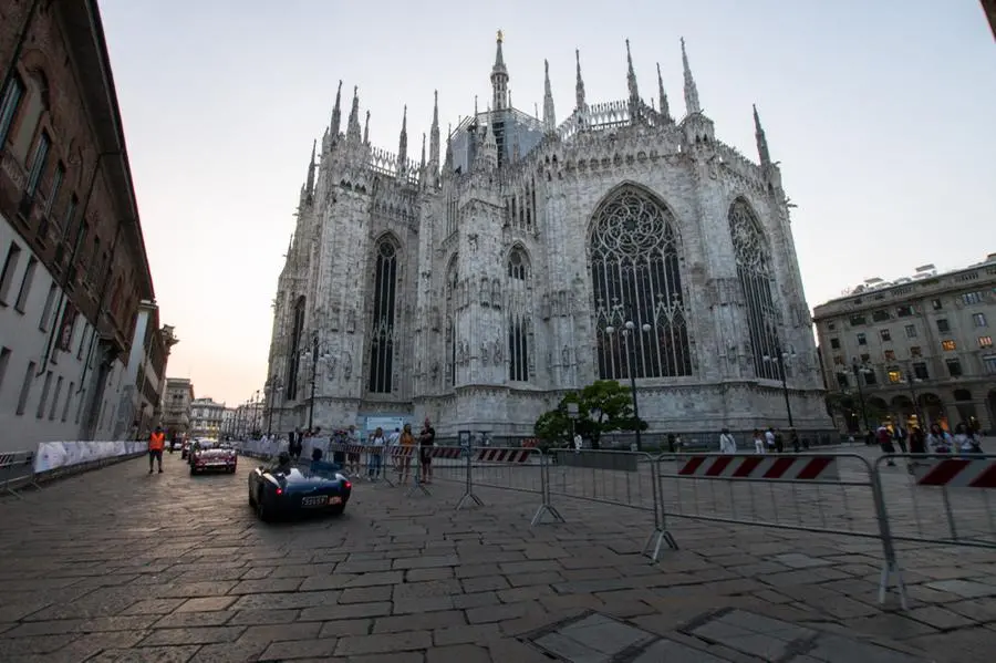 Mille Miglia 2023, il passaggio in Duomo a Milano