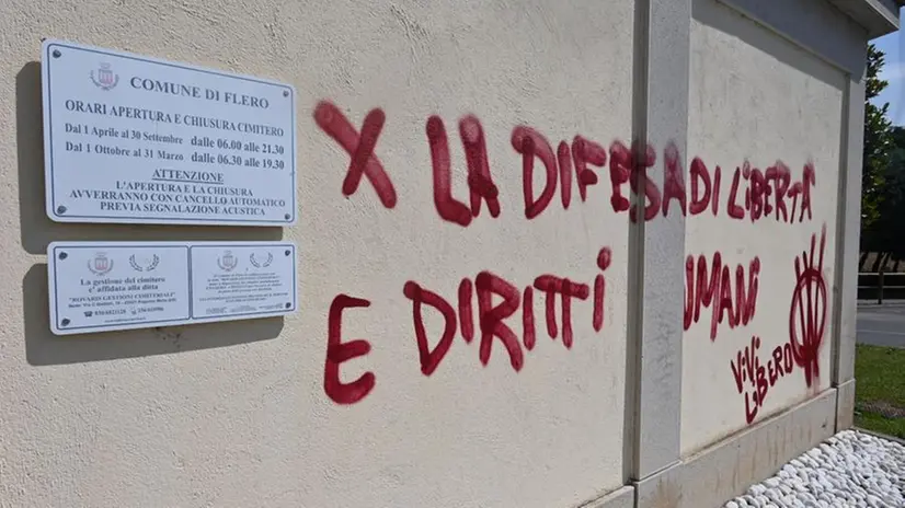 Raid no vax al cimitero di Flero