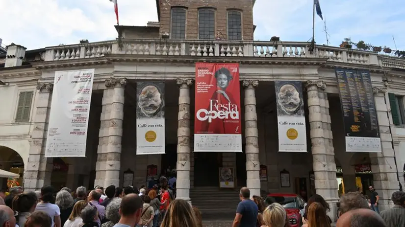 Dalla terrazza del Teatro Grande «Su la testa»